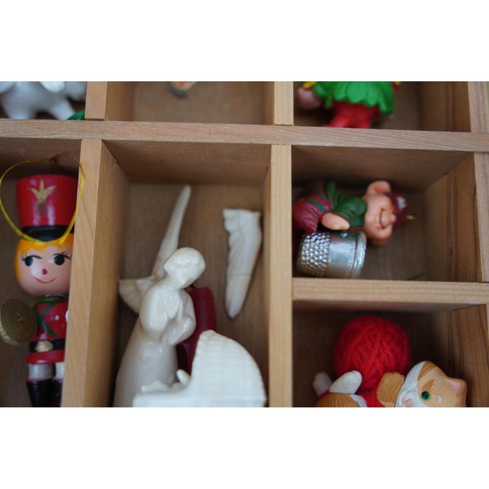 Vintage Enesco Wooden Advent Shadow Box With Mini Christmas Figurines - Picture 6 of 15